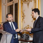 Gilles Kepel remettant le Prix France-Amériques au lauréat 2014 Alexandre Kazerouni