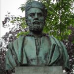 Buste de Jacques Cartier par Drivier dans la Cour de la Reine à Paris 